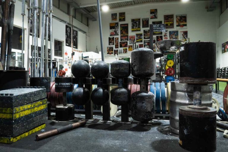 strongman-overhead-moving-4-768x512